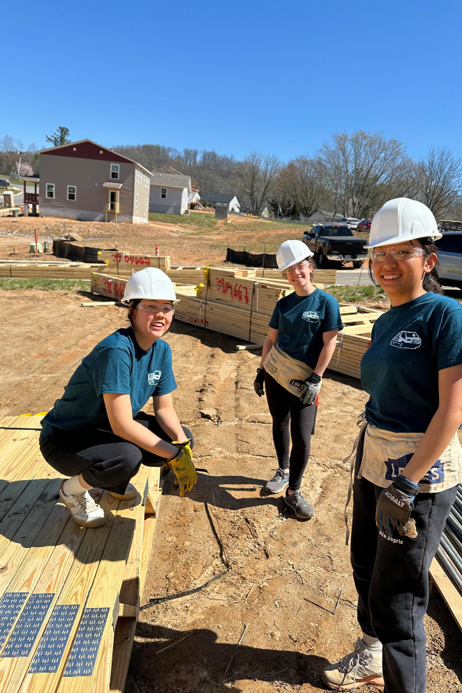 Students volunteer on spring break