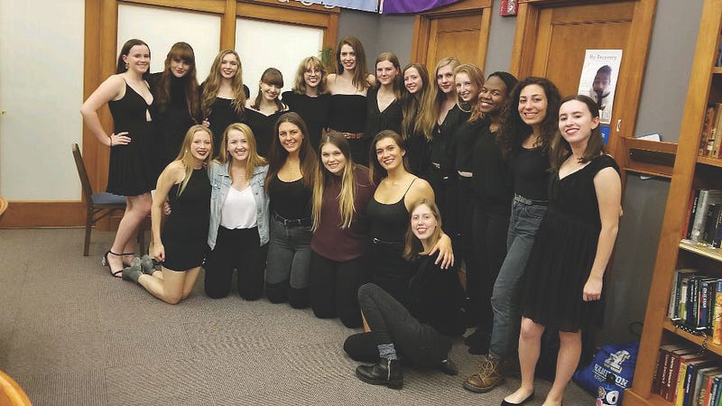 A capella performs for Fallcoming Weekend