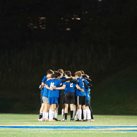 The team rallies before kickoff.